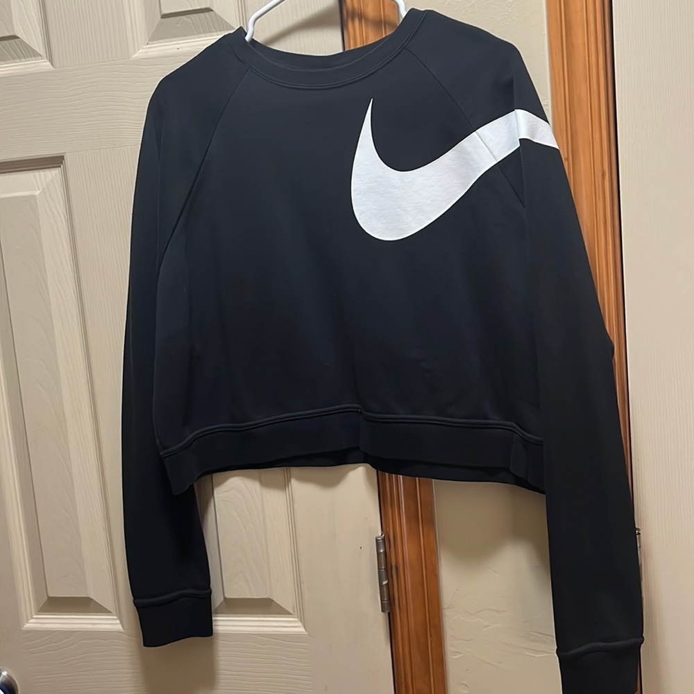 Size large women’s Nike cropped pullover